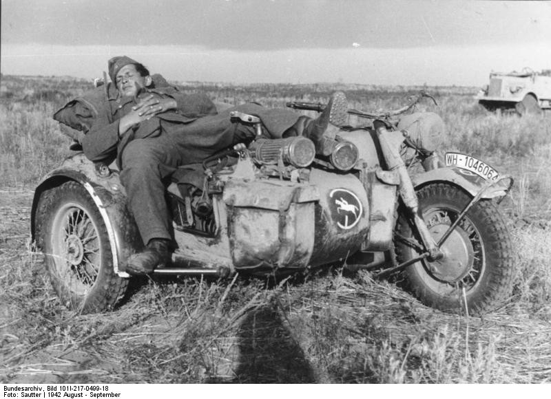 Bundesarchiv_Bild_101I-217-0499-18,_Russland-Sd,_Kradfahrer.jpg