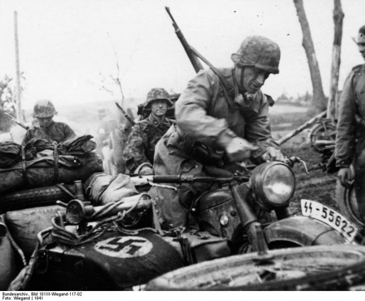 Bundesarchiv_Bild_101III-Wiegand-117-02,_Russland,_Kradschtze,_Beiwagenkrad.jpg