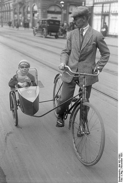 402px-Bundesarchiv_Bild_102-12561,_Berlin,_Fahrrad_mit_Beiwagen.jpg