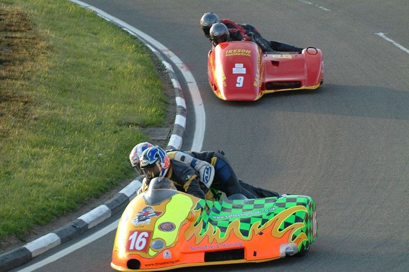 800px-Sidecars_Isle_of_Man_TT_Race.jpg