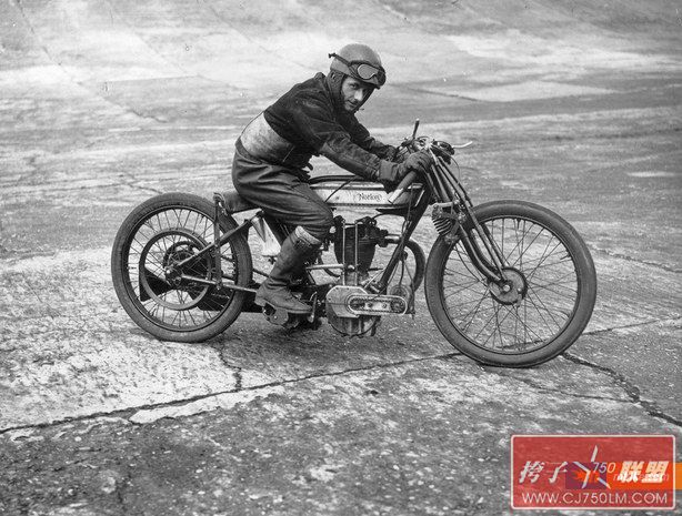 Vintage_motorcycle_12_d.jpg