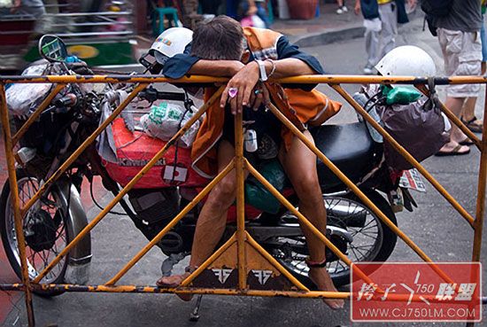 Sleeping-on-a-Motorcycle-02.jpg