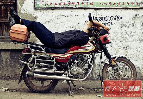 Sleeping-on-a-Motorcycle-05.jpg