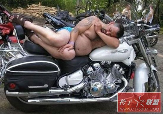 Sleeping-on-a-Motorcycle-06.jpg