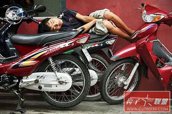 Sleeping-on-a-Motorcycle-07.jpg