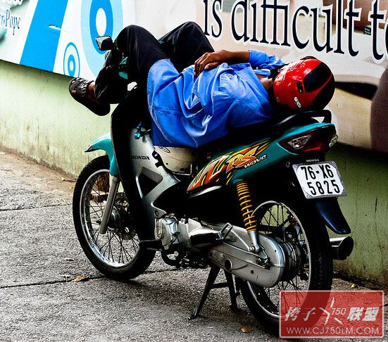 Sleeping-on-a-Motorcycle-04.jpg