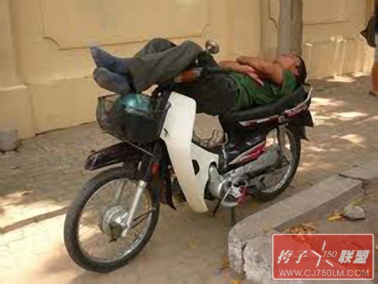 Sleeping-on-a-Motorcycle-12.jpg