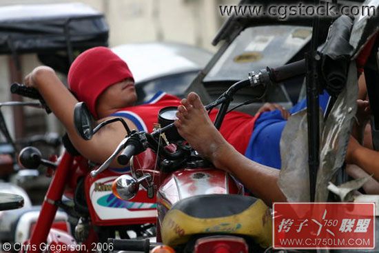 Sleeping-on-a-Motorcycle-14.jpg