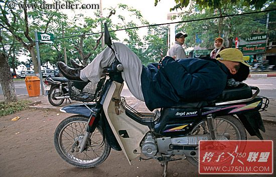 Sleeping-on-a-Motorcycle-15.jpg