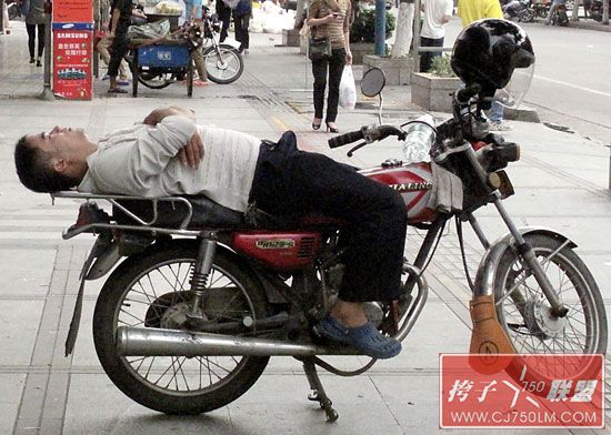 Sleeping-on-a-Motorcycle-08.jpg