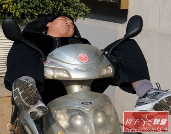 Sleeping-on-a-Motorcycle-09.jpg