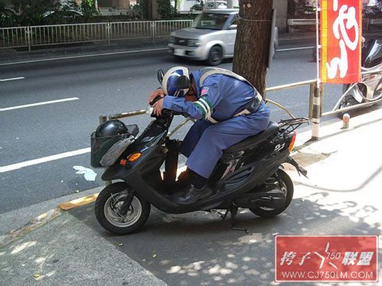 Sleeping-on-a-Motorcycle-11.jpg