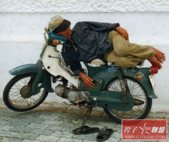 Sleeping-on-a-Motorcycle-19.jpg