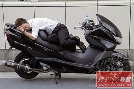 Sleeping-on-a-Motorcycle-20.jpg