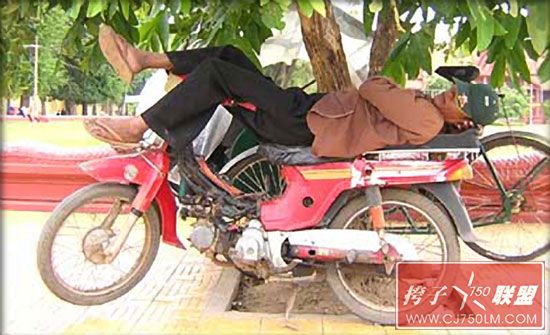 Sleeping-on-a-Motorcycle-17.jpg