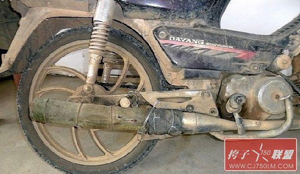 2Bike-Exhausts-made-of-Bamb.jpg